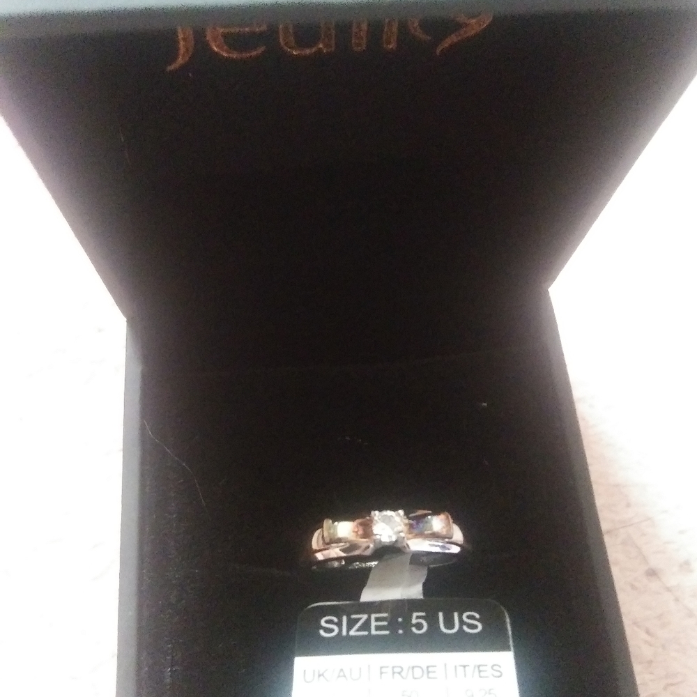 Bow tie ring